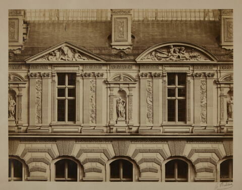 Les deux dernières travées nord de la façade de la galerie des Sept Mètres, dans la cour Visconti