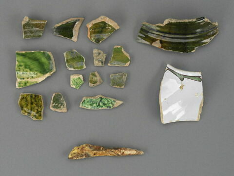 tesson ; clou ; pot fragment ; vase, fragment