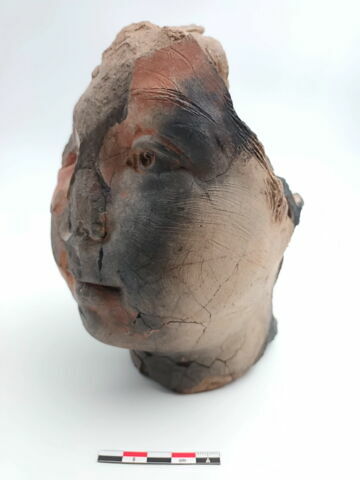 figurine féminine, fragment, image 3/7