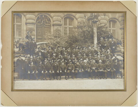 [Gardiens du Louvre dans la cour Lefuel], image 2/2