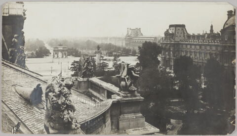 [Vue du Louvre depuis les toits]