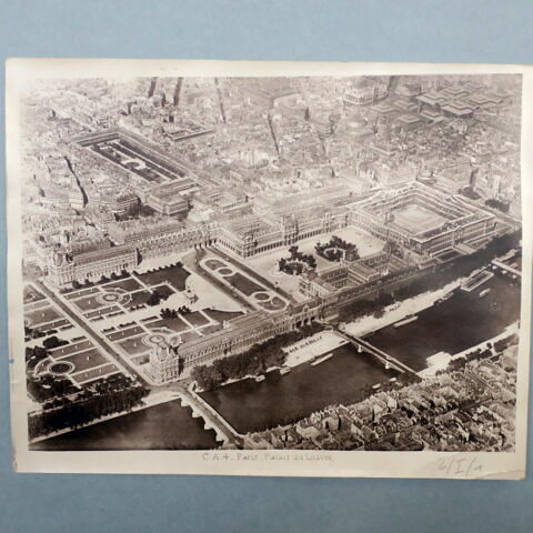 Vue aérienne du palais du Louvre, image 1/1