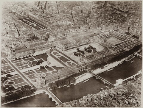 [Vue aérienne du palais du Louvre]