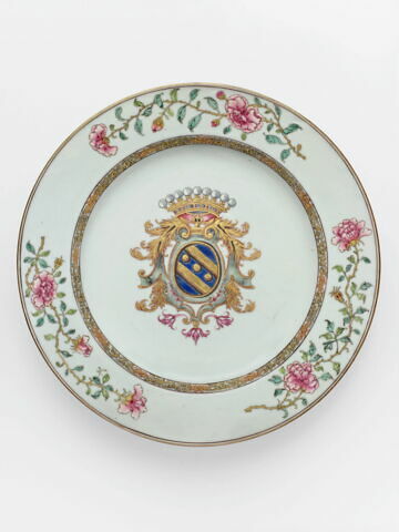 Assiette, partie d'un service en porcelaine de la compagnie des Indes aux armes de la famille Bouczo du Rongouët, image 2/2