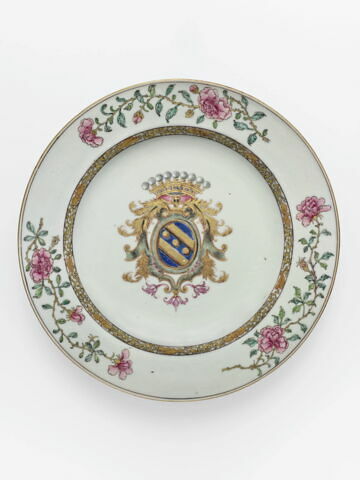Assiette, partie d'un service en porcelaine de la compagnie des Indes aux armes de la famille Bouczo du Rongouët, image 2/2