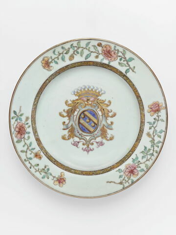 Assiette, partie d'un service en porcelaine de la compagnie des Indes aux armes de la famille Bouczo du Rongouët, image 1/2
