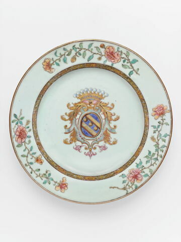 Assiette, partie d'un service en porcelaine de la compagnie des Indes aux armes de la famille Bouczo du Rongouët, image 2/2
