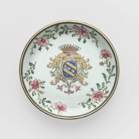 Soucoupe, partie d'un service en porcelaine de la compagnie des Indes aux armes de la famille Bouczo du Rongouët, image 1/2