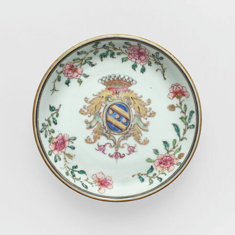 Soucoupe, partie d'un service en porcelaine de la compagnie des Indes aux armes de la famille Bouczo du Rongouët, image 2/2
