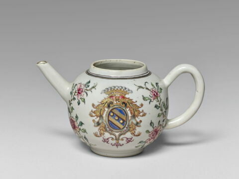 Théière, partie d'un service en porcelaine de la compagnie des Indes aux armes de la famille Bouczo du Rongouët, image 2/4
