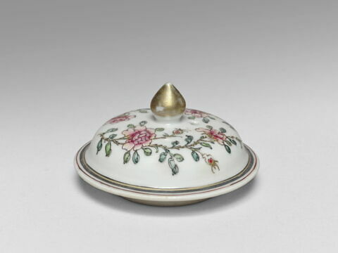 Théière, partie d'un service en porcelaine de la compagnie des Indes aux armes de la famille Bouczo du Rongouët, image 3/4