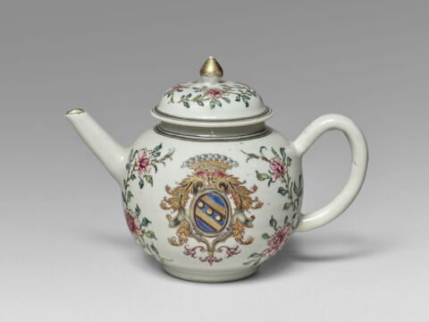 Théière, partie d'un service en porcelaine de la compagnie des Indes aux armes de la famille Bouczo du Rongouët, image 1/4
