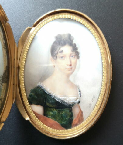 Boîte ovale avec portrait de femme à l'intérieur