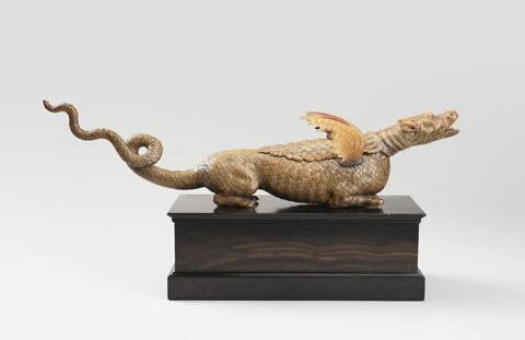 Vase en forme de dragon 
