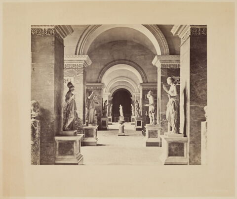 [Antiquités grecques, galerie de la Vénus de Milo]