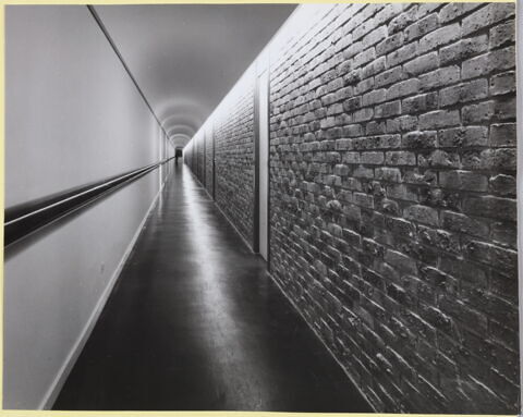 [Le couloir des bureaux du département des Peintures (aile de Flore, deuxième étage)]