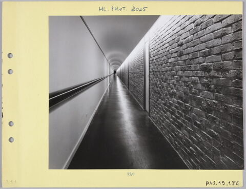 [Le couloir des bureaux du département des Peintures (aile de Flore, deuxième étage)], image 2/2