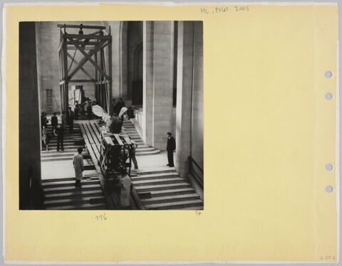 [Transport de la Victoire de Samothrace dans l'escalier Daru], image 2/2