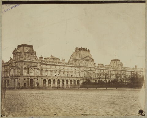 [Cour Napoléon]