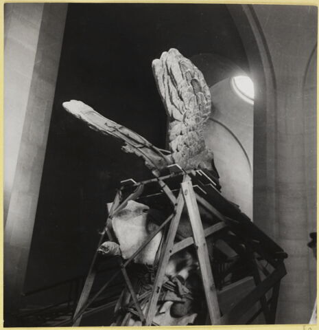[Transport de la Victoire de Samothrace dans l'escalier Daru]