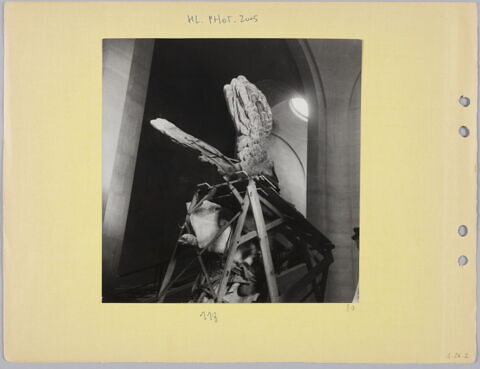 [Transport de la Victoire de Samothrace dans l'escalier Daru], image 2/2