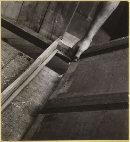 [Remise d'un tableau dans son châssis]