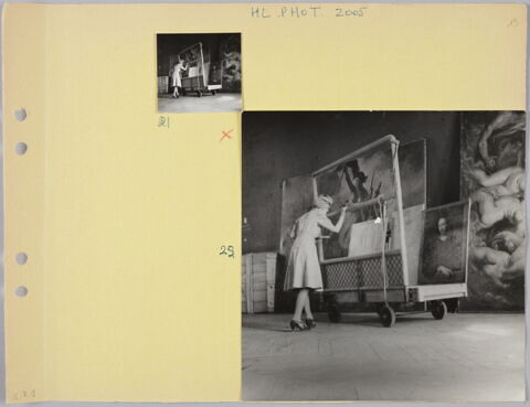 [Le Portrait d'homme, dit autrefois Robert Arnaud d'Andilly, de Philippe de Champaigne et deux autres tableaux sur un chariot devant La Liberté guidant le peuple d'Eugène Delacroix et Le débarquement de la reine à Marseille de Pierre Paul Rubens], image 2/2