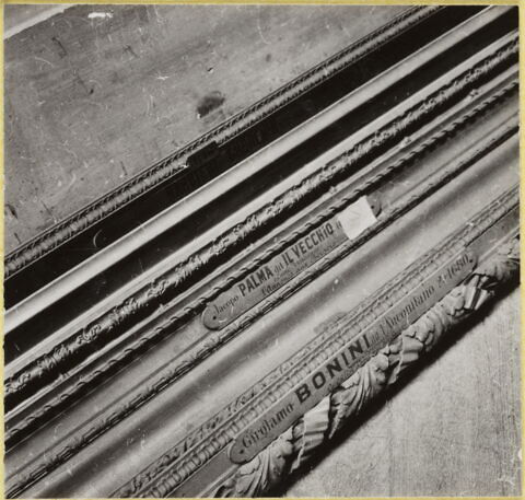 [Cadres vides de L'Annonce aux bergers de Palma le Vieux et d'un tableau de Bonini]