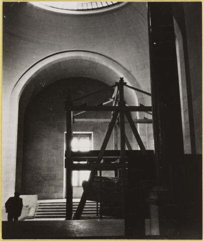 [Installation sur l'escalier Daru]