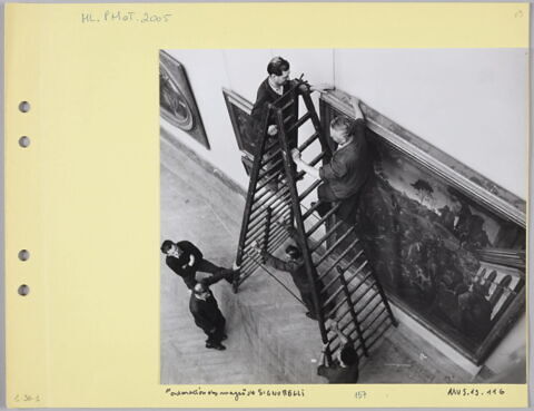 [Installation de l'Adoration des mages de Signorelli dans la Grande Galerie], image 2/2