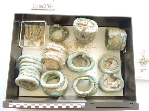 bracelet ; anneau ; os, image 2/3