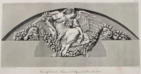 Sculpture en bas-relief d'un des frontons de l'Attique de la Cour carrée du Louvre