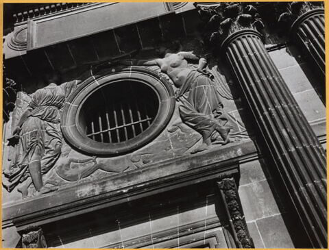 [Oeil de boeuf sur le pavillon Sully : L'alliance de l'art antique et de la Renaissance, par Jean Marie Bonnassieux]