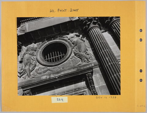 [Oeil de boeuf sur le pavillon Sully : L'alliance de l'art antique et de la Renaissance, par Jean Marie Bonnassieux], image 2/2