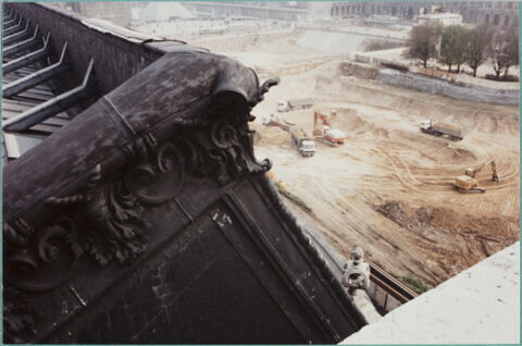[Travaux et fouilles archéologiques dans les jardins du Carrousel]