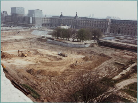 [Travaux et fouilles archéologiques dans les jardins du Carrousel]