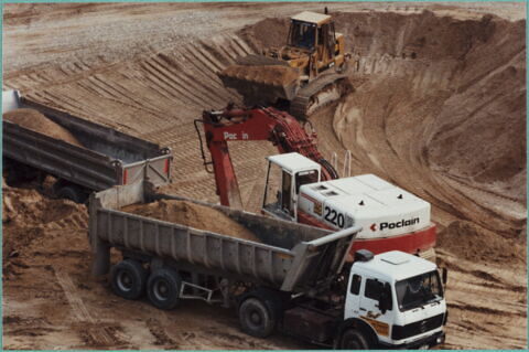 [Travaux et fouilles archéologiques dans les jardins du Carrousel]