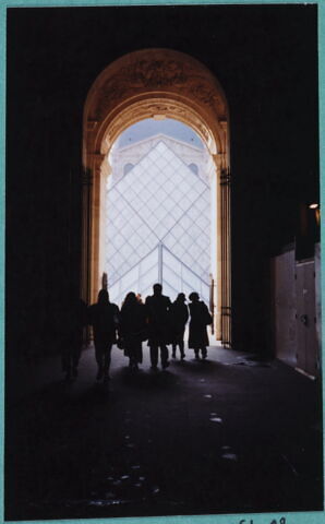 [La Pyramide vue du passage Richelieu]