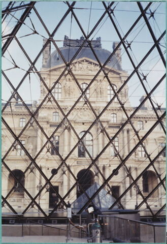 [Pavillon Richelieu vu à travers la verrière de la Pyramide]
