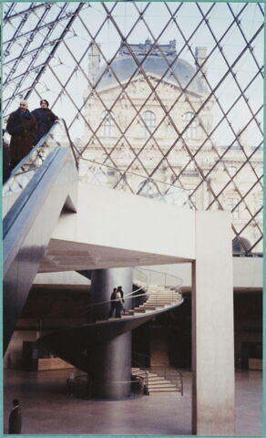 [Escalier hélicoïdal sous la Pyramide]