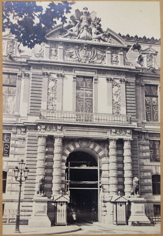 [Guichet de l'Empereur, aile de Flore (Porte des Lions)]