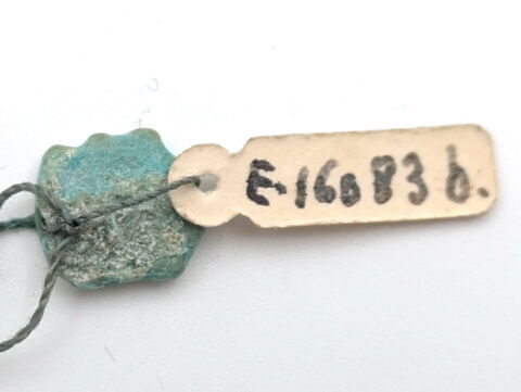 perle en pastille ronde dentelée