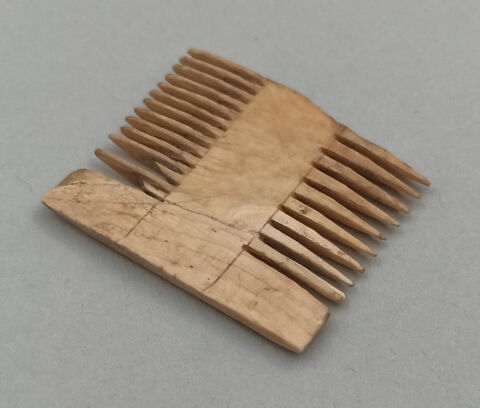 tabletterie ; peigne, fragment, image 2/3