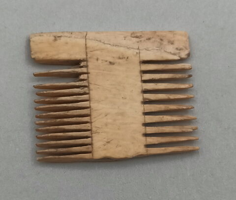 tabletterie ; peigne, fragment