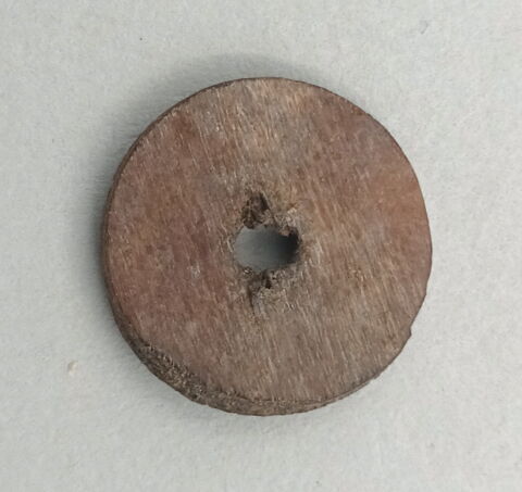 tabletterie ; rondelle percée ; bouton