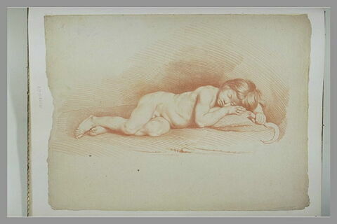 Un enfant nu, endormi, tenant une faucille, image 2/2