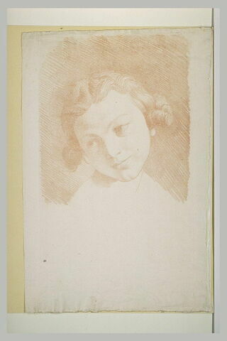 Portrait d'enfant, la tête légèrement inclinée à gauche, image 2/2