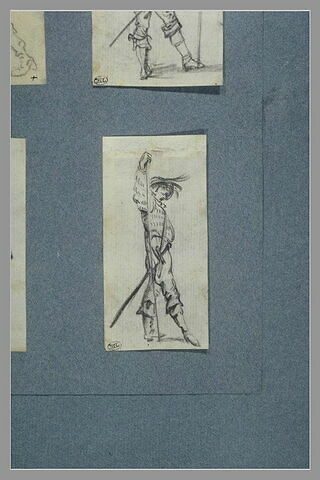 Un soldat, debout, vu de profil, tourné vers la droite, image 1/1