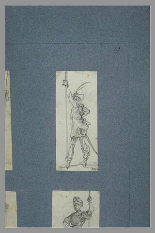 Un soldat, tourné vers la gauche, appuyé sur une lance, image 2/2