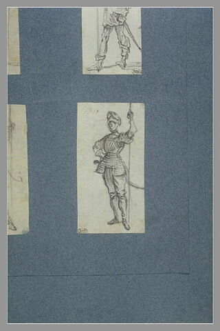 Un soldat, coiffé d'un casque, appuyé sur une lance, image 2/2